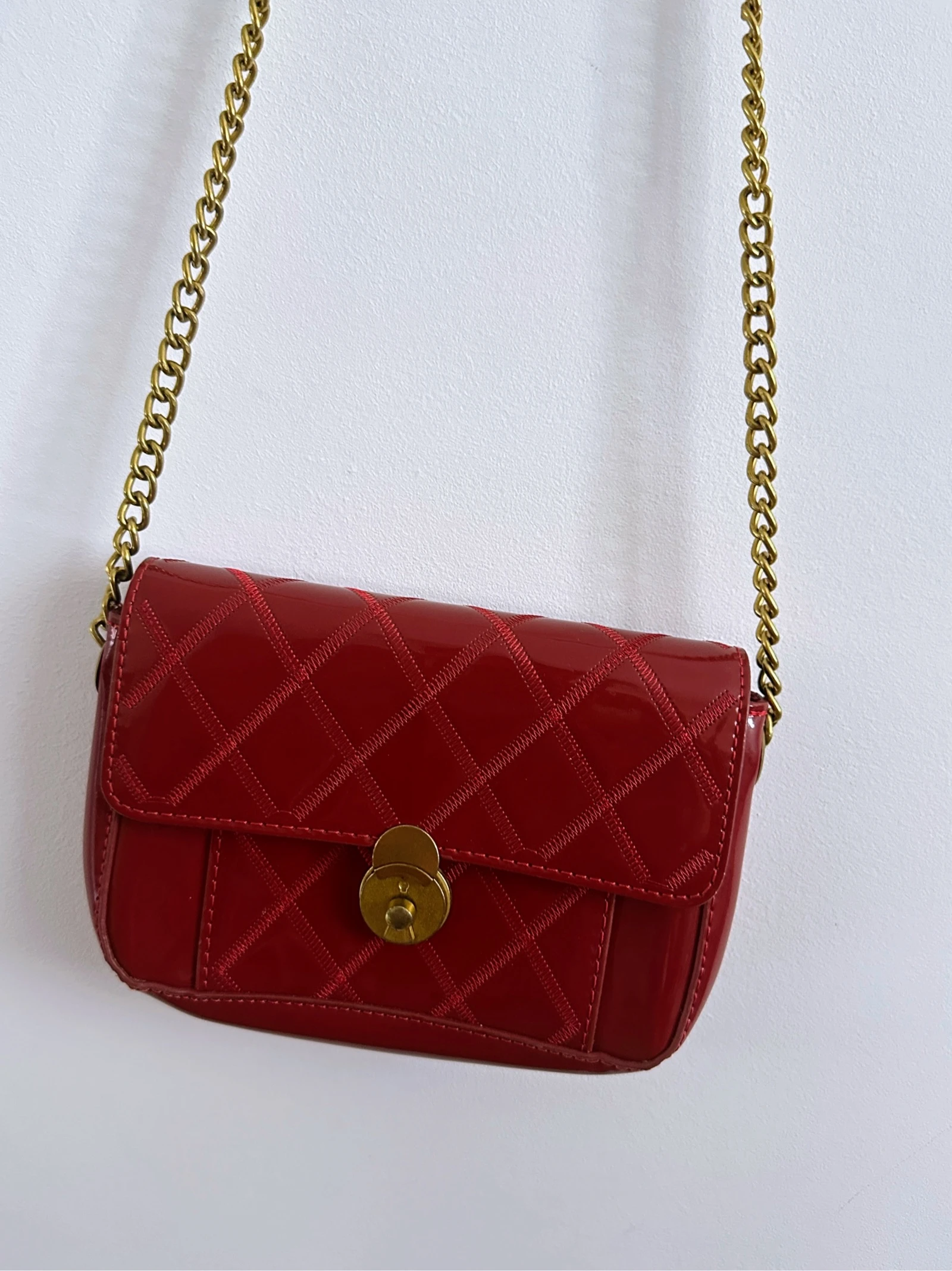 Bolso bandolera de charol rojo burdeos con cadena dorada - Estilo Vintage / Y2K
